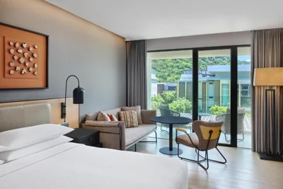 발코니 킹룸 — Four Points by Sheraton Phuket Patong Beach Resort